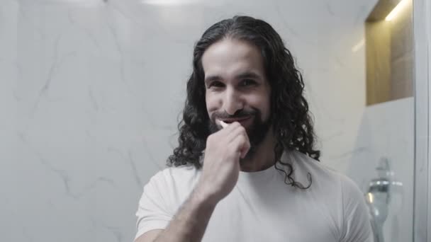 Neşeli Orta Doğulu Adam Dişlerini Fırçalıyor Kameraya Gülümsüyor Ağız Temizliği — Stok video