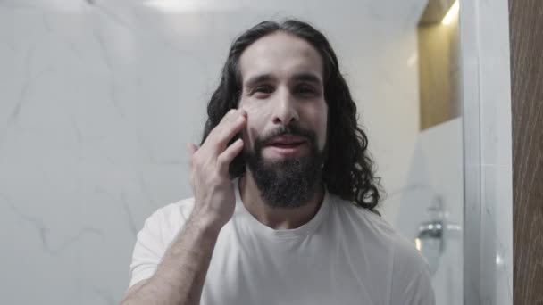 Kendine Takıntılı Maço Yüz Kremi Kullanıyor Kameraya Gülümsüyor Erkekler Için — Stok video
