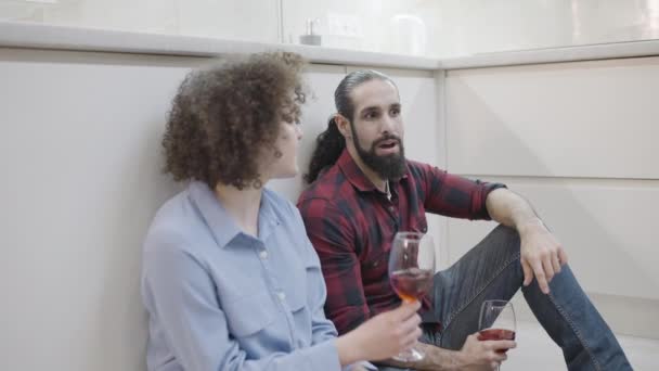 Spanisch Mann Und Frau Reden Trinken Wein Hause Zusammen Romantisches — Stockvideo