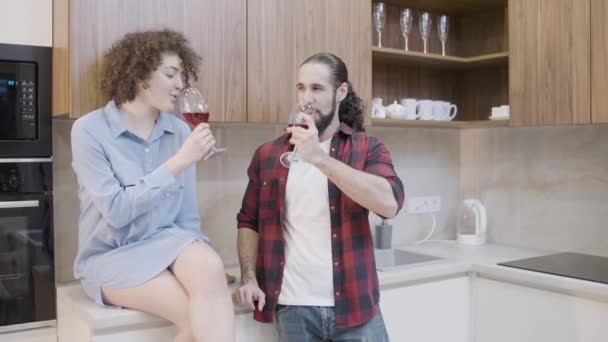 恋恋不舍的夫妻互相碰碰酒杯 在家里共度时光 — 图库视频影像