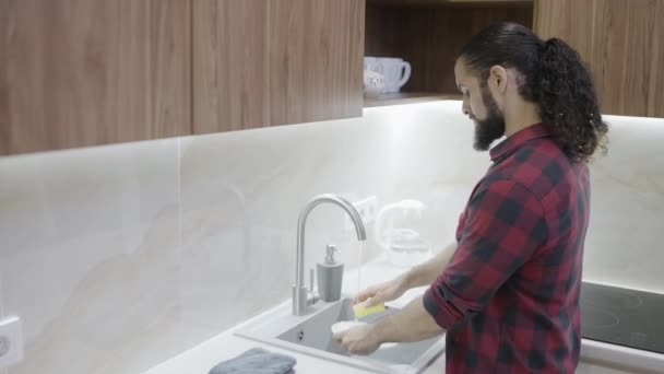 Чоловік Миє Посуд Кухні Поділ Домашніх Справ Сім — стокове відео