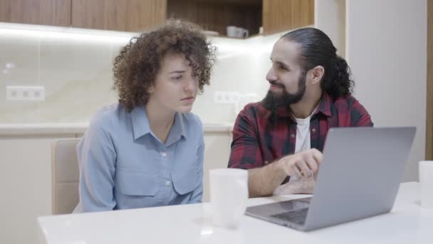 Marido Esposa Discutiendo Eligiendo Muebles Línea Malentendido Familiar — Vídeo de stock