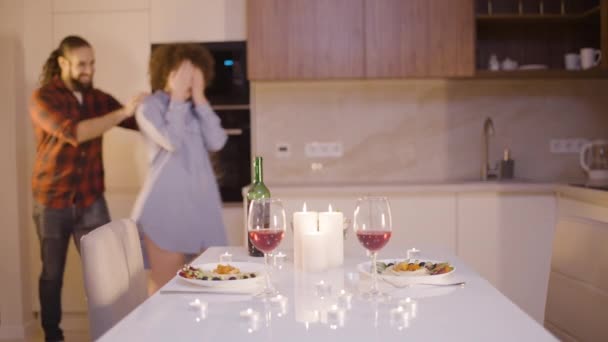 Terkejut Pacar Memeluk Dekat Meja Makan Malam Romantis Hari Valentine — Stok Video