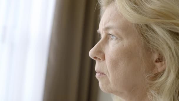 Femme Mûre Mélancolique Regardant Par Fenêtre Sentant Stress Dépression — Video