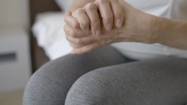 緊張して手を握りしめ 家族の問題 ストレスを感じる困難な女性 — ストック動画