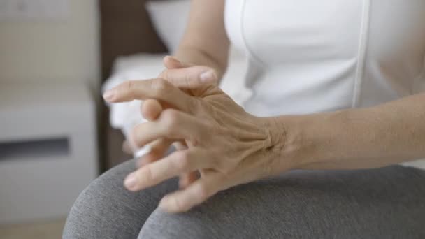 Mulher Perturbada Esfregando Mãos Estresse Sentindo Depressão Problemas Saúde — Vídeo de Stock