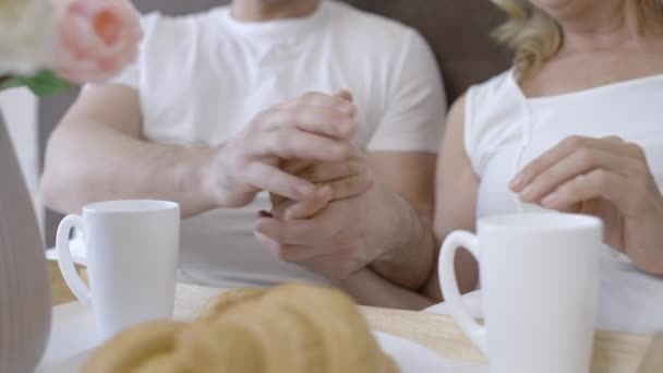 Homem Amoroso Acariciando Mão Esposa Tendo Café Manhã Romântico Cama — Vídeo de Stock