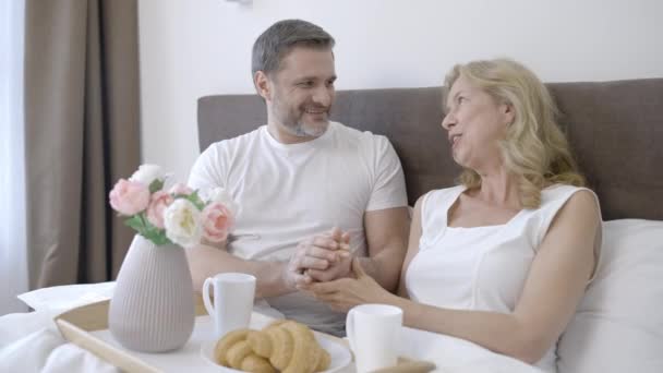 Cuidar Homem Seus Anos Conversando Com Esposa Amorosa Durante Café — Vídeo de Stock