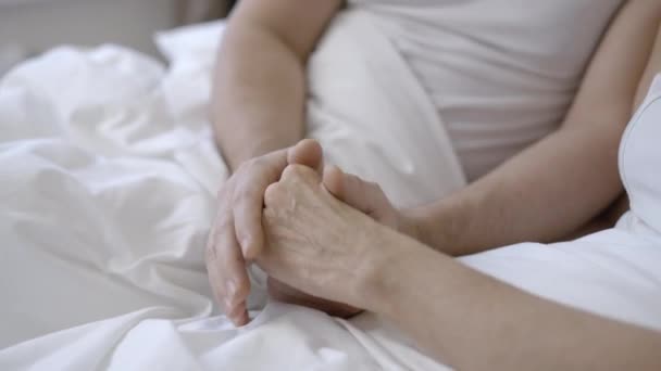 Homem Amoroso Seus Anos Acariciando Mãos Bela Esposa Relacionamento Familiar — Vídeo de Stock