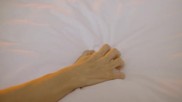 Nahaufnahme Der Bett Ineinander Verschlungenen Hände Von Mann Und Frau — Stockvideo