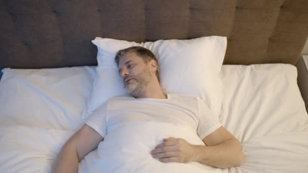 Álmatlanságban Szenvedő Felnőtt Férfi Nyitott Szemmel Fekszik Ágyban Alvászavar — Stock videók