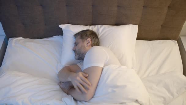 Homem Meia Idade Dormindo Sozinho Cama Tendo Descanso Após Longo — Vídeo de Stock