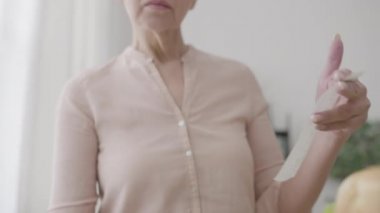 Yetişkin kadın mağaza fişi ve bakkal siparişi evde, teslimat...