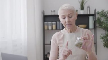 Etkin kadın yemek pişirme ve çevrimiçi iş için video içeriği çekiyor