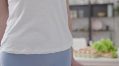 İnce kadın, kemer, kilo kontrolü, sağlıklı beslenme ve zindelik ile beli ölçüyor.