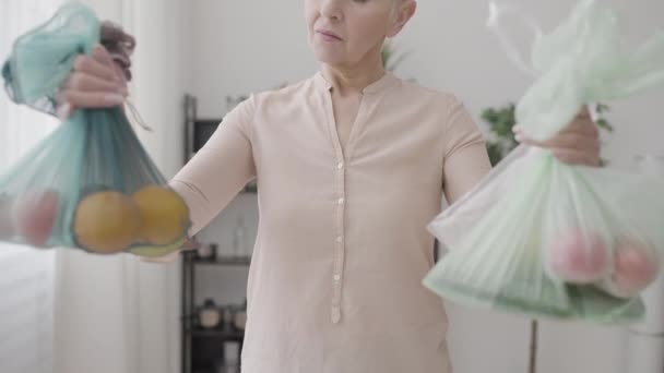 Frauen Wählen Zwischen Plastik Und Wiederverwendbaren Einkaufstaschen Umweltfreundliche Wahl — Stockvideo