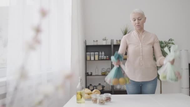 Femme Regardant Les Sacs Épicerie Réutilisables Plastique Choisissant Zéro Déchet — Video