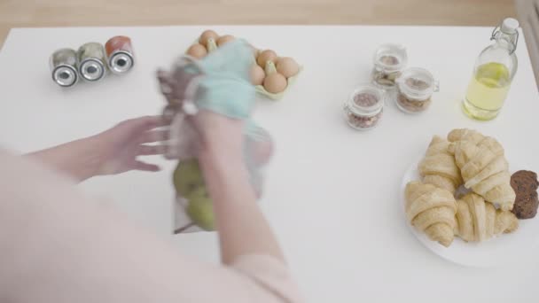 Tudatos Vásárló Ételt Vesz Újrahasznosítható Élelmiszerzsákból Nulla Hulladék Életmód — Stock videók