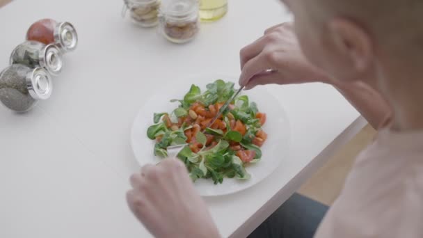 Vue Dessus Femme Mangeant Salade Légumes Frais Régime Sain Perte — Video