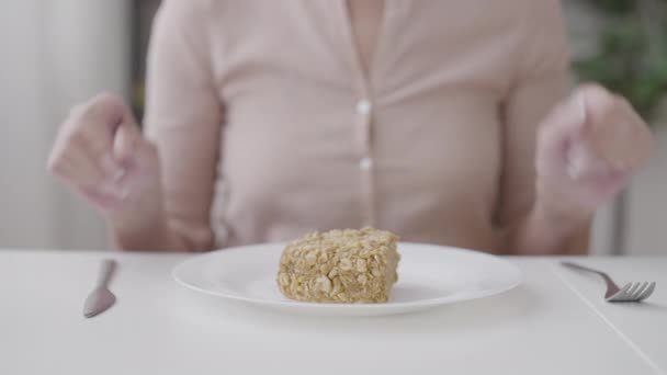 Wanita Puas Menikmati Kue Manis Makan Makanan Penutup Favorit Kecanduan — Stok Video