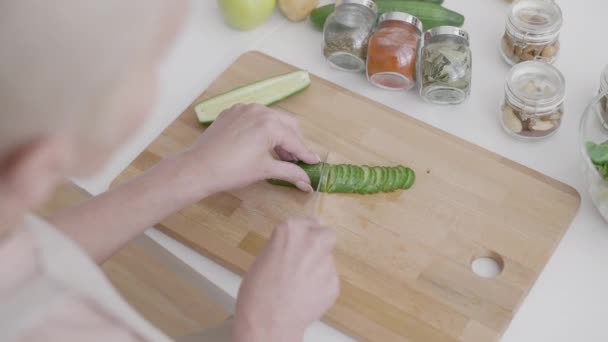 Kobieta Krojąca Warzywa Gotująca Świeżą Sałatkę Obiad Zdrowa Dieta — Wideo stockowe