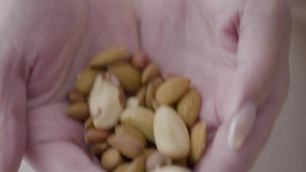 Mujer Mostrando Puñado Nueces Bocadillo Dietético Saludable Rico Grasa Proteína — Vídeo de stock