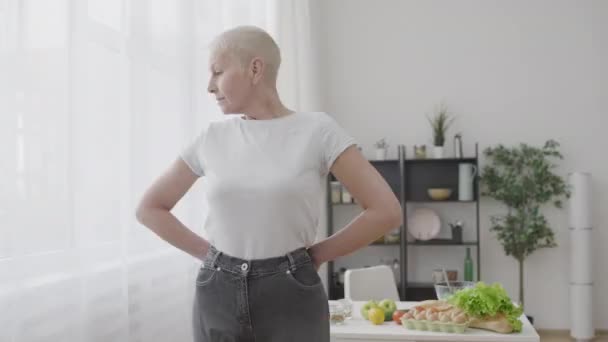 Donna Magra Cercando Jeans Grandi Dimensioni Sorridente Soddisfatto Con Dieta — Video Stock