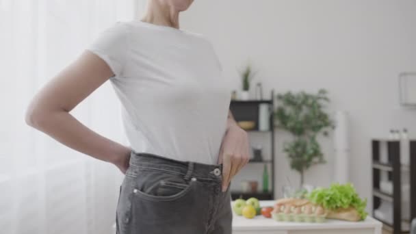 Glückliche Frau Trägt Extra Große Jeans Zufrieden Mit Dem Ergebnis — Stockvideo