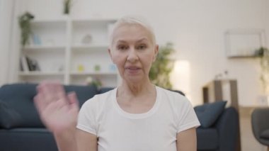 Güzel orta yaşlı bayan kamerada konuşuyor, motivasyon blogu takipçileriyle konuşuyor.