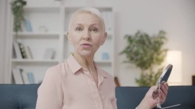 Kadın makyaj sanatçısı ön kamerada fırçayla kozmetik uyguluyor, güzellik blogu