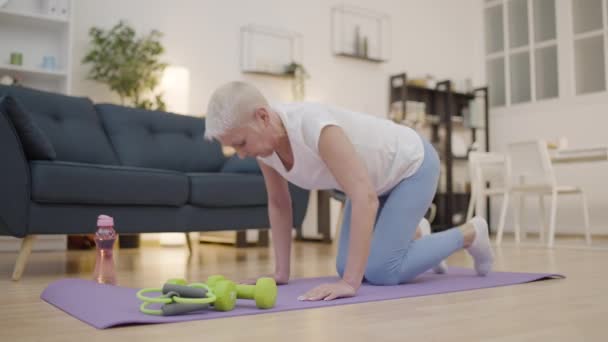 Starší Žena Dělá Strečink Cvičení Doma Trénink Mít Flexibilní Tělo — Stock video