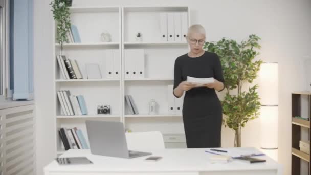 Trött Affärskvinna Som Arbetar För Mycket Utmattad Pappersarbete Stress — Stockvideo