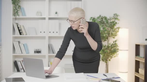 Occupato Donna Affari Parlando Telefono Guardando Computer Portatile Lavorando Ufficio — Video Stock