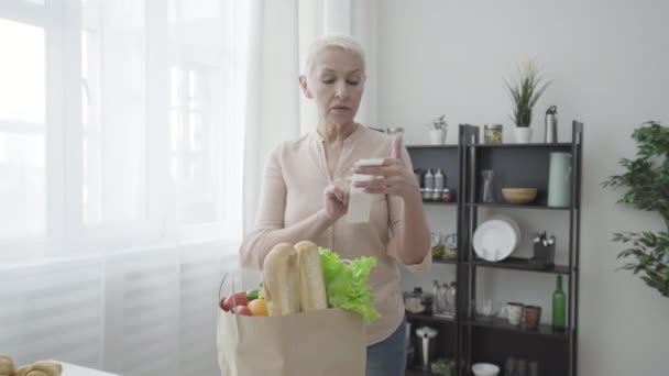 Dona Casa Verificando Recibo Mercearia Casa Usando Serviços Entrega Alimentos — Vídeo de Stock