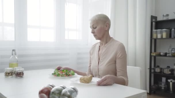 Mulher Perplexa Olhando Para Salada Legumes Bolo Doce Dieta Perda — Vídeo de Stock