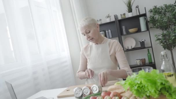 ラップトップカメラの前で健康的な食事を調理する女性 食品ブログ趣味 — ストック動画