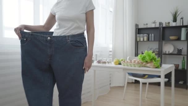 Slim Donna Indossa Jeans Extra Large Soddisfatto Con Risultato Perdita — Video Stock