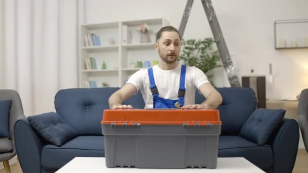 Joven Reparador Abriendo Caja Herramientas Tomando Herramientas Renovación Apartamentos — Vídeo de stock