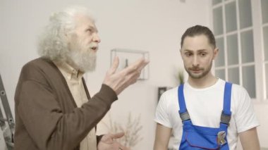Tatminsiz kıdemli adam, kötü iş çıkardığı için tamirciyi azarlıyor, zor iş.