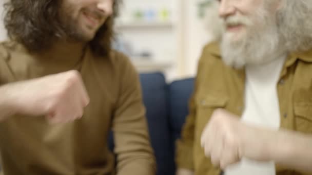 Feliz Hijo Adulto Sonriendo Golpeando Puños Con Padre Anciano Cálida — Vídeos de Stock