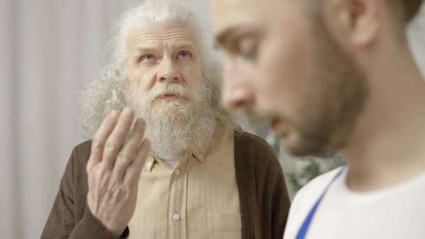 Propriétaire Âgé Gronder Jeune Plombier Pour Travail Mauvaise Qualité Mauvais — Video