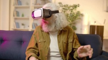 VR oyunu oynayan, geliştirilmiş gerçeklik ve uygulama ile etkileşim kuran son sınıf öğrencisi.