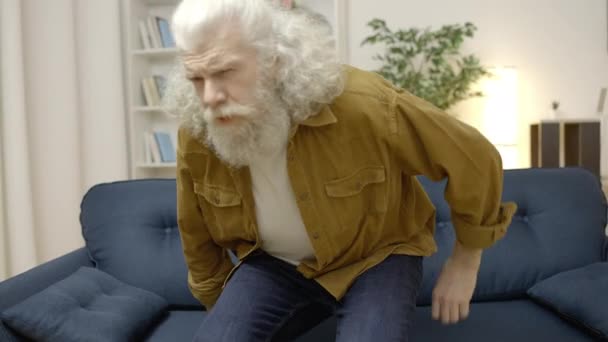 Starszy Mężczyzna Cierpiący Ostry Ból Dolnej Części Pleców Objawy Zapalenia — Wideo stockowe