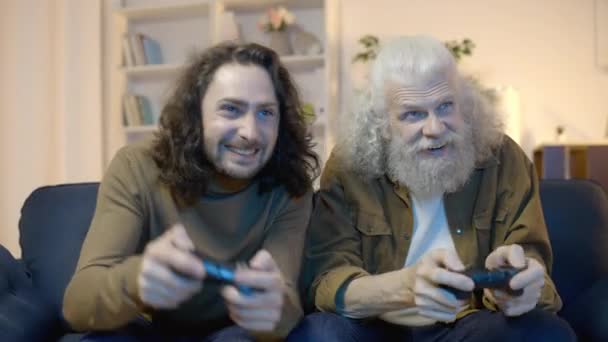 Anak Dewasa Dan Ayah Senior Bermain Video Game Kebersamaan Waktu — Stok Video