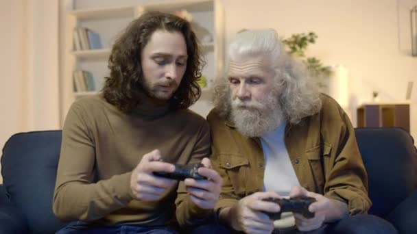 Hijo Adulto Enseñando Papá Viejo Jugar Videojuegos Divertirse Juntos Relajarse — Vídeo de stock