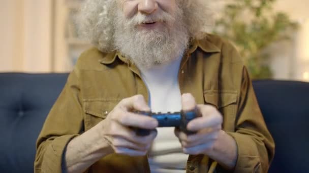 Entusiástico Homem Sênior Jogando Videogame Casa Sorrindo Hobby Jogos — Vídeo de Stock