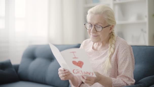 Glad Mormor Läser Handgjorda Gratulationskort Från Barnbarn Gåva — Stockvideo