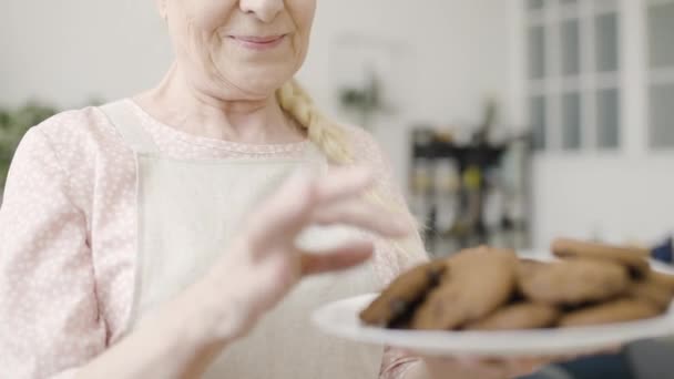 Uśmiechnięta Babcia Fartuchu Domowymi Ciasteczkami Czas Hobby — Wideo stockowe