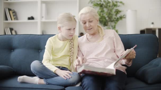 Abuela Nieto Mirando Fotos Álbum Familiar Árbol Genealógico Generación — Vídeos de Stock