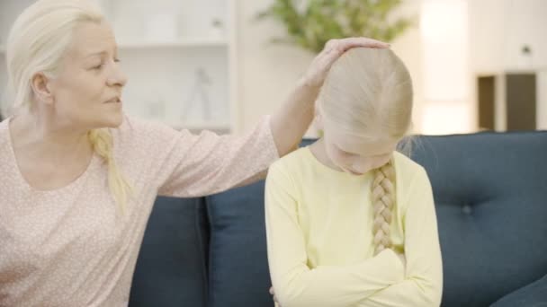 Kind Oma Troosten Knuffelen Boos Klein Meisje Betrouwbare Relatie — Stockvideo